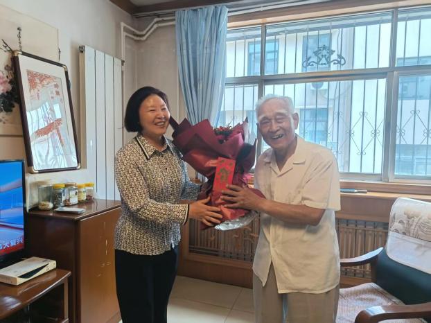 市委党校开展“七一”走访慰问老
